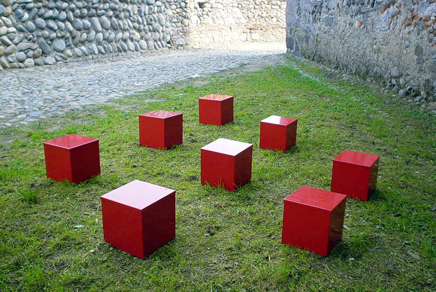 DISLOCAZIONE, da ROSSOCUBO – Candelo (BI) - azione 2003 - dimensioni variabili - 9 cubi 22x22x22 cm, lamiera, cartoncino, matita. (dida)